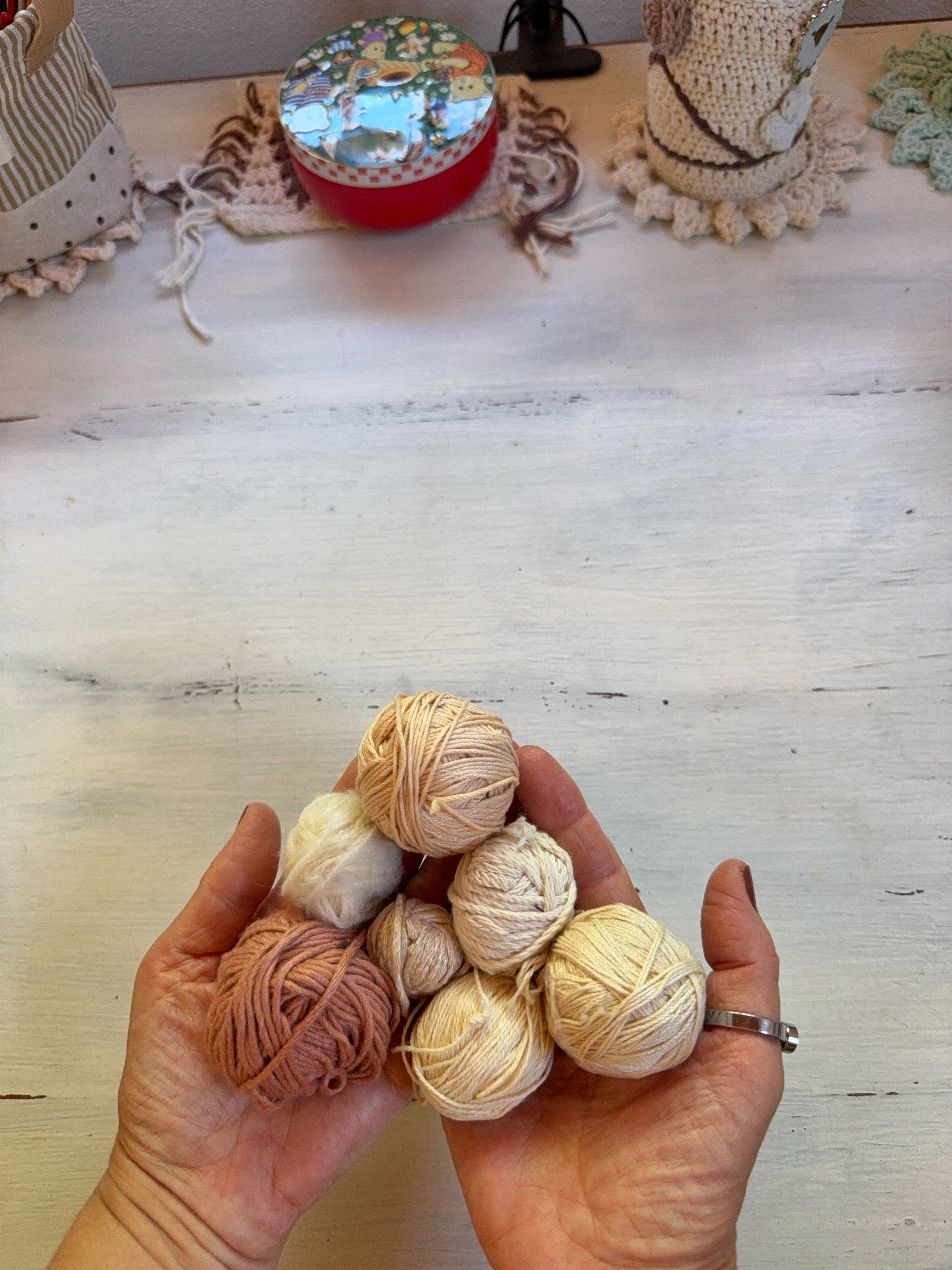 Manos sosteniendo ovillos de lana