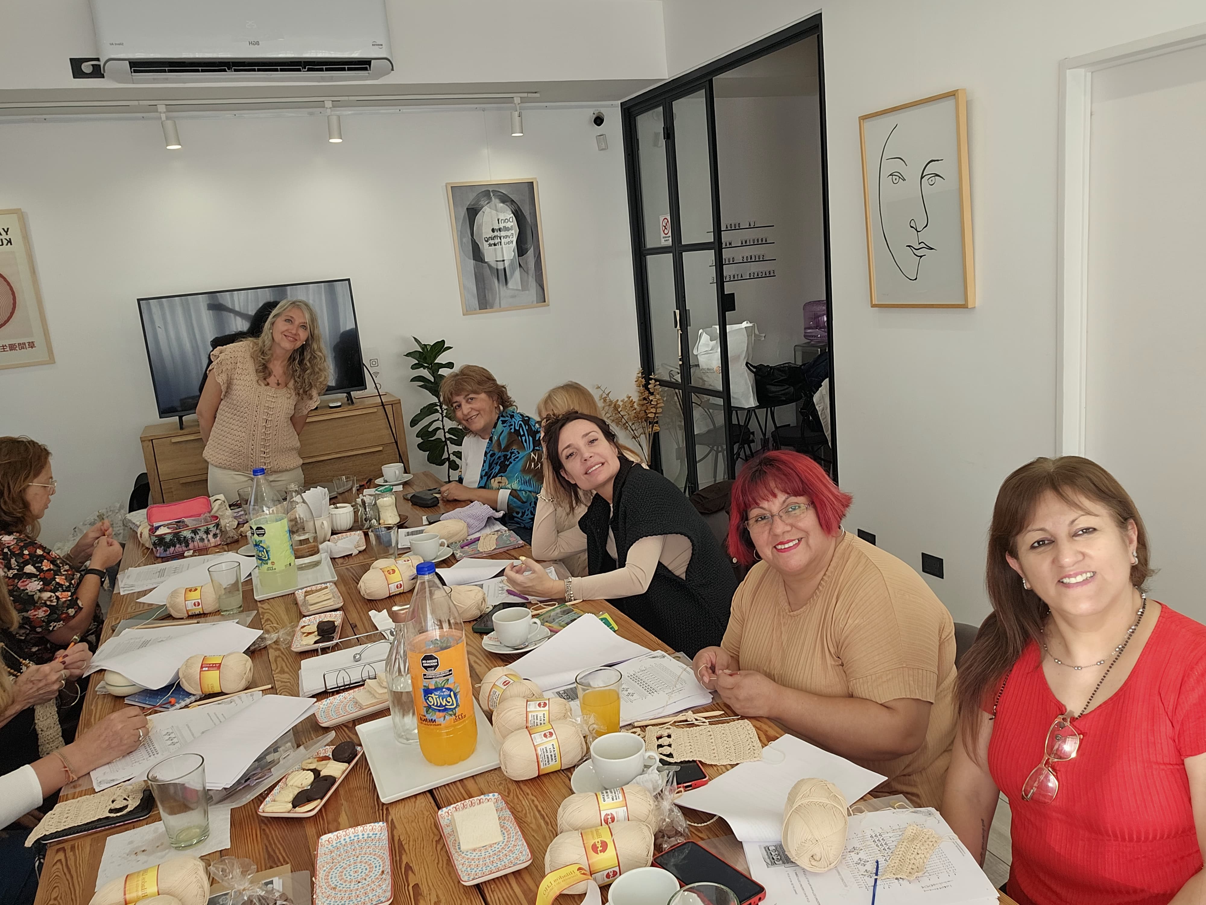 Taller de tejido con Stella y alumnas