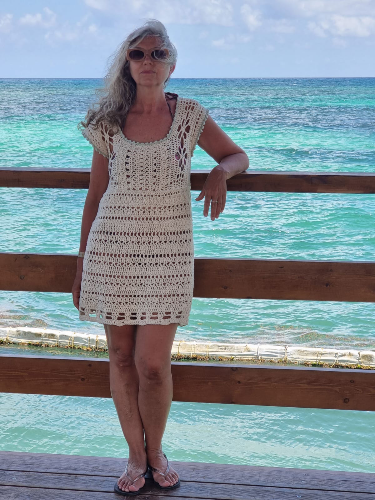 Stella con vestido tejido frente al mar